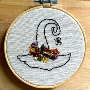 Witch hat embroidery w flowers 💐
